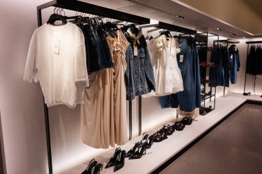 Lviv, Ukrayna - 13 Mart 2025: Zarif bir perakende mağazasında sergilenen şık bir giysi ve ayakkabı koleksiyonu