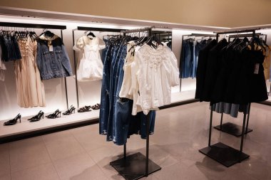 Lviv, Ukrayna - 13 Mart 2025: Moda ve iyi ışıklandırılmış bir perakende satış ortamında şık kadın kıyafetleri