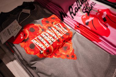 Lviv, Ukrayna - 13 Mart 2025: Sanatsal grafikler ve Nirvana bant temalı renkli tişörtler