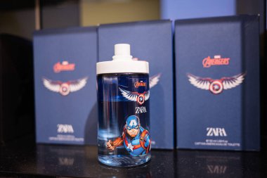 Lviv, Ukrayna - 13 Mart 2025: Mavi Marvel İntikamcıları su şişesi Kaptan Amerika 'nın süper kahramanını tasvir ediyor.