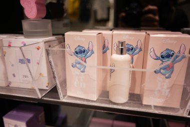 Lviv, Ukrayna - 13 Mart 2025: Perakende mağazasında Disney Stitch çizgi film karakteri tasarımı ile Zara kozmetik ürünlerinin kapatılması