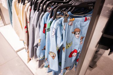 Lviv, Ukrayna - 13 Mart 2025: Canlandırılmış Disney Oyuncak Hikayesi karakterleri perakende mağazasındaki askılarda sergilendi