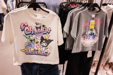 Lviv, Ukrayna - 13 Mart 2025: Bir perakende mağazasında canlandırma karakterleri sergilenen moda grafik tişörtler.