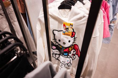 Lviv, Ukrayna - 13 Mart 2025: Markette sergilenen ünlü Hello Kitty and Friends karakter motifinin yer aldığı şık bir beyaz kapüşonlu