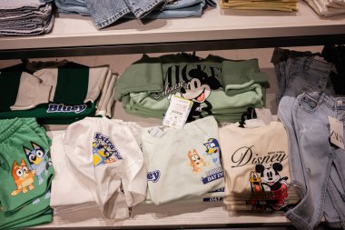 Lviv, Ukrayna - 13 Mart 2025: Disney karakterlerinin yer aldığı çocuk kıyafetleri perakende rafında düzgünce sergilendi