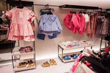 Lviv, Ukrayna - 13 Mart 2025: Elbiseler, ayakkabılar ve sergilenen gömlekler de dahil olmak üzere çocuk kıyafetleri seçimi