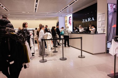 Lviv, Ukrayna - 13 Mart 2025: Zara mağazasında kuyrukta bekleyenler, alım satım çalışanları