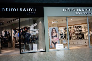 Lviv, Ukrayna - 16 Mart 2025: Erkek kıyafetleri ve zarif iç çamaşırı koleksiyonunun yer aldığı moda İntimissimi İtalyan mağazası vitrinleri.