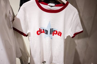 Lviv, Ukrayna - 16 Mart 2025: Yıldız ve yaratıcı Dua Lipa logosunun yer aldığı kırmızı süslemeli beyaz tişört