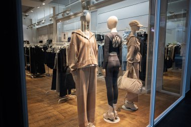 Lviv, Ukrayna - 16 Mart 2025: Çağdaş bir perakende mağazasında mankenlerin şık Oysho kıyafetlerini sergilemesi