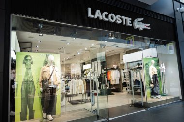 Lviv, Ukrayna - 16 Mart 2025: Şık ve modern Lacoste moda mağazası vitrinleri ve modaya uygun giyim koleksiyonları