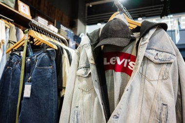 Lviv, Ukrayna - 16 Mart 2025: Klasik Levi kot ceketi ve kot pantolonu şık bir mağazada sergileniyor
