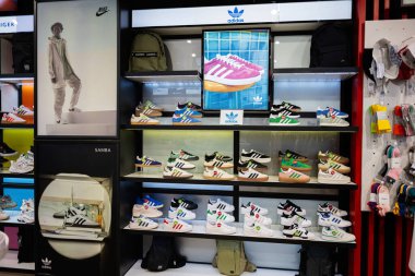 Lviv, Ukrayna - 16 Mart 2025: Aydınlatılmış bir mağaza vitrininde gösterilen Adidas spor ayakkabılarının çeşitliliği