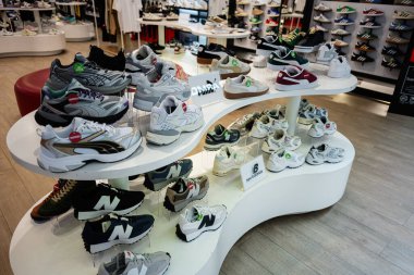 Lviv, Ukrayna - 16 Mart 2025: Perakende satış ortamında çeşitli marka ve spor ayakkabıları sergilendi
