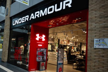 Lviv, Ukrayna - 16 Mart 2025: Armour mağazasının girişinde tanıtım satış tabelaları ve spor kıyafetleri sergisi