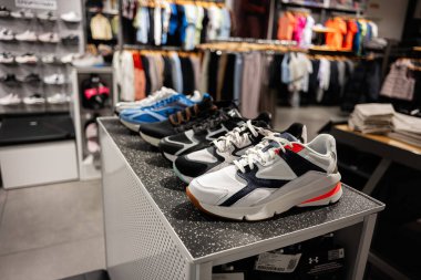 Lviv, Ukrayna - 16 Mart 2025: Modern Under Armour ayakkabı mağazasının içinde spor ayakkabıları sergileniyor