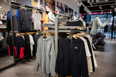Lviv, Ukrayna - 16 Mart 2025: Zırh perakende mağazası altında moda aktif giyim koleksiyonları ve giyim organizasyonları sergileniyor.