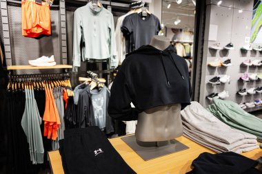 Lviv, Ukrayna - 16 Mart 2025: Spor mağazasında Zırh Giysileri Altında Mannequin sergileniyor, aktif giysi ve aksesuarları vurgulanıyor