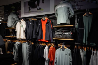 Lviv, Ukrayna - 16 Mart 2025: Bir perakende mağazasında raflarda ve raflarda sergilenen çeşitli Under Armour atletik giysileri