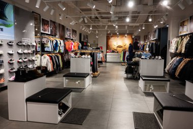 Lviv, Ukrayna - 16 Mart 2025: Modern Under Armour perakende mağazası raflarda ve raflarda özenle sergilenen modaya uygun giyim ve ayakkabı mağazaları.