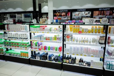 Lviv, Ukrayna - 16 Mart 2025: Çeşitli cilt bakım ürünleri ve güzellik ürünleri sergilenen parlak aydınlatılmış raflar