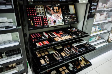 Lviv, Ukrayna - 16 Mart 2025: Bir perakende satış ortamında popüler güzellik markalarından çeşitli makyaj malzemeleri raflarda sergileniyor.