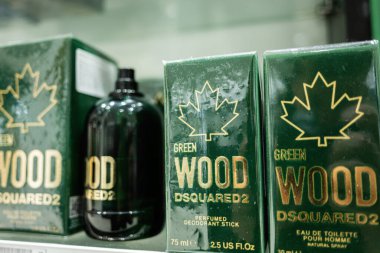 Lviv, Ukrayna - 16 Mart 2025: Yeşil Tahta Dsquared2 ürünleri sergilenmekte, deodorant çubukları ve göz alıcı ambalajlar.