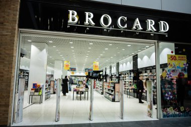 Lviv, Ukrayna - 16 Mart 2025: Brocard 'ın üst düzey parfüm ve kozmetik mağazalarının girişinde müşteriler için çeşitli ürünler sergileniyor.