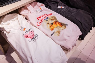 Lviv, Ukrayna - 16 Mart 2025: Perakende satışı için mağaza standında sergilenen yaratıcı baskılı katlanmış sweatshirtler