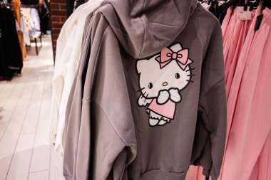 Lviv, Ukrayna - 16 Mart 2025: Markette raflarda sergilenen ünlü Hello Kitty çizgi film karakteri olan gri kapüşonlu