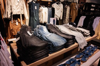 Lviv, Ukrayna - 16 Mart 2025: Müşteriler için perakende mağazasında çeşitli giyim ürünleri sergileniyor