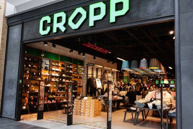 Lviv, Ukrayna - 16 Mart 2025: Canlı iç mekanları, gösterişli ayakkabıları ve sıradan moda eşyaları olan sokak giyimi mağazası