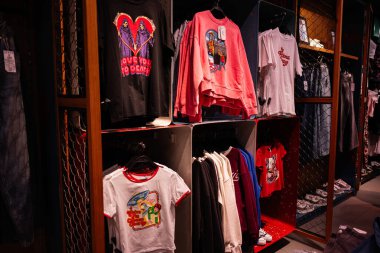 Lviv, Ukrayna - 16 Mart 2025: Şık bir perakende ortamında renkli giyim çeşitliliği moda gösterileri