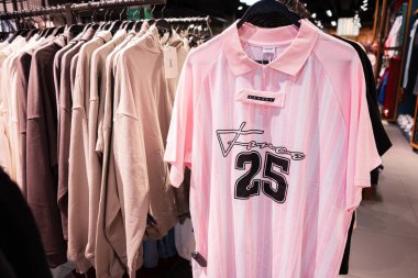 Lviv, Ukrayna - 16 Mart 2025: Çizgili pembe bir gömlek ve bir perakende mağazasında 25 numara