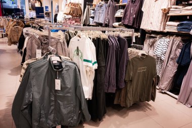 Lviv, Ukrayna - 16 Mart 2025: Perakende giyim mağazası iç mimarisi, gömlek, ceket ve günlük giyim.