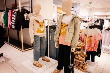 Lviv, Ukrayna - 16 Mart 2025: Bir perakende mağazasında karakter tasarımları içeren günlük giysiler içinde tasarlanmış mankenler.