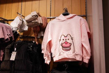 Lviv, Ukrayna - 16 Mart 2025: Pusheen kedili yumuşak pembe kapüşonlu ve perakende satış mağazasında sergilenen krep tasarımı.