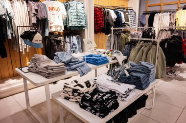 Lviv, Ukrayna - 16 Mart 2025: Modern perakende mağazası çok çeşitli giyim eşyaları ve aksesuarları sergiliyor