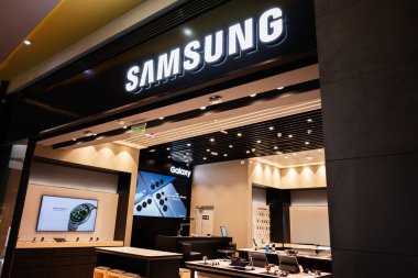 Lviv, Ukrayna - 16 Mart 2025: Elektronik ve yenilikçi cihazların yer aldığı çağdaş Samsung perakende satış mağazası