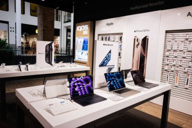 Lviv, Ukrayna - 16 Mart 2025: Üst düzey MacBook Air cihazları dizüstü bilgisayarlar ve telefonlardan oluşan bir galeride sergileniyor.