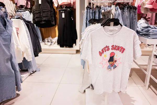 Lviv, Ukrayna - 16 Mart 2025: Modern bir giyim mağazasında modaya uygun gömlekler ve günlük giysiler sergileniyor. Hadi kayalım.. 