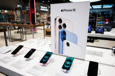 Lviv, Ukrayna - 17 Mart 2025: Modern teknolojiyi ön plana çıkaran bir mağazada yeni Iphone 16 akıllı telefon gösterimi.