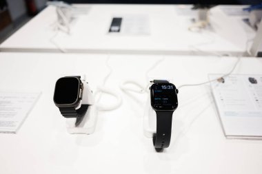 Lviv, Ukrayna - 17 Mart 2025: İki modern Apple Watch Serisi Bir elektronik mağazasında bir masada sergilenen 10 akıllı film