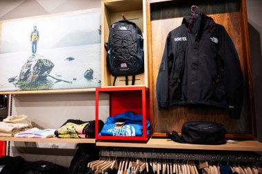 Lviv, Ukrayna - 17 Mart 2025: Açık hava ceketleri, sırt çantaları ve giysileri Kuzey Yüzü perakende mağazasında satışa sunuldu