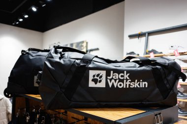 Lviv, Ukrayna - 17 Mart 2025: Jack Wolfskin mağazasında marka ve modern tasarım sergilenen iki siyah spor çantası