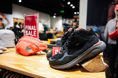 Lviv, Ukrayna - 17 Mart 2025: Jack Wolfskin mağazasının rafında son satış promosyonuyla yürüyüş ayakkabıları ve çantaları.