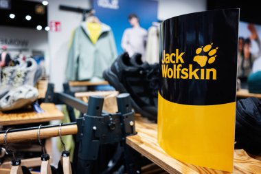 Lviv, Ukrayna - 17 Mart 2025: Jack Wolfskin 'in açık hava giysileri ve belirgin marka vurgusu içeren ayakkabıları sergilenen perakende sergisi