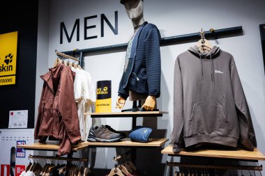 Lviv, Ukrayna - 17 Mart 2025: Erkek giysileri Jack Wolfskin mağazası vitrin ceketleri, kapüşonlular, ayakkabılar ve aksesuarlar.