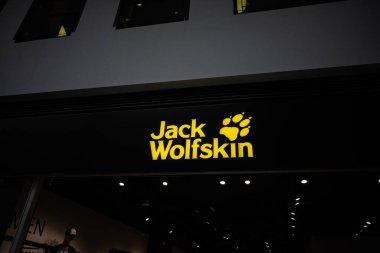 Lviv, Ukrayna - 17 Mart 2025: Popüler bir giyim mağazasının sarı parıldayan Jack Wolfskin işareti