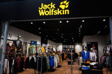 Lviv, Ukrayna - 17 Mart 2025: Çağdaş Jack Wolfskin mağazası organize raflar ve şık mankenlerle açık hava giysileri sergiliyor 